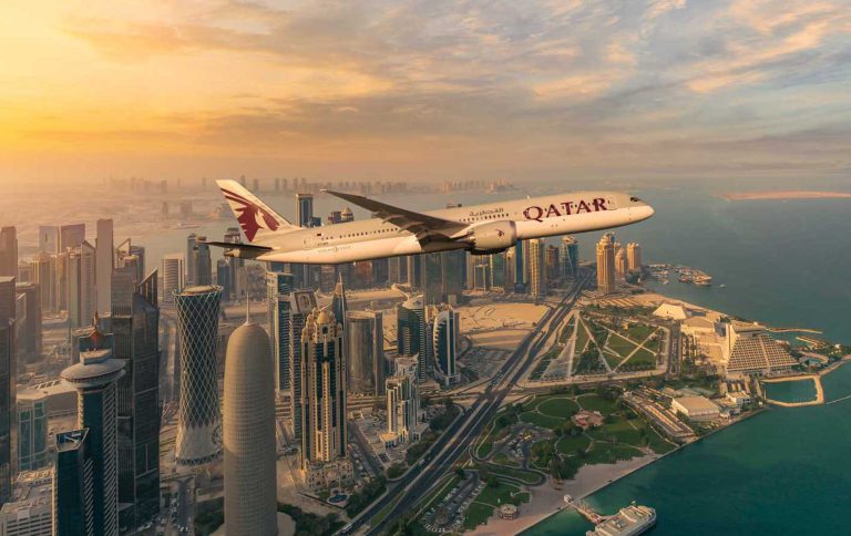 Qatar-Airways-Flugzeug-Skyline-Doha.jpg