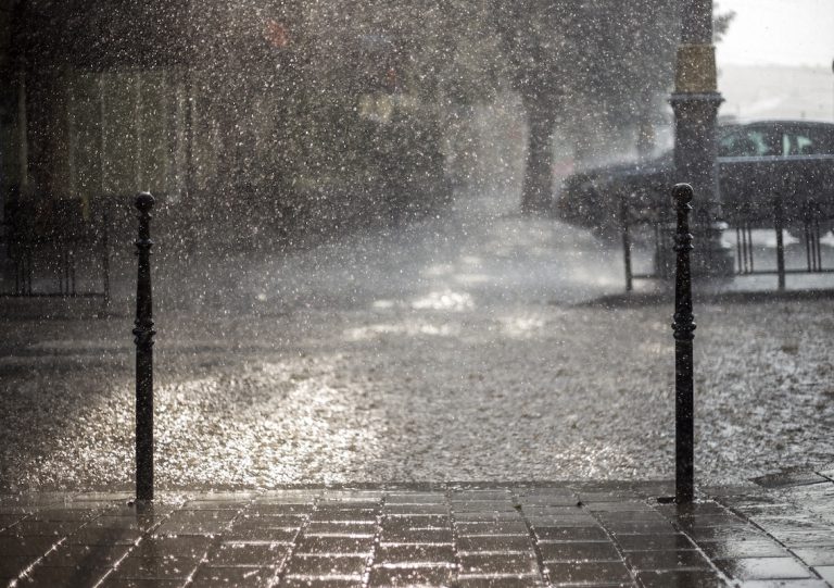heavy_rain_in_the_city_2.jpg