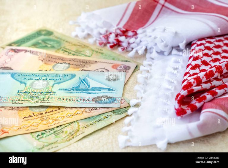 arab-money-uae-dirhams-bank-notes-and-traditional-arab-male-scarf-kaffiyah-close-up-2BK89R3.jpg