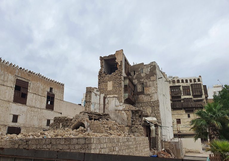 1280px-Collapse_of_another_building_in_old_Jeddah_Saudi_Arabia_50703566417.jpg