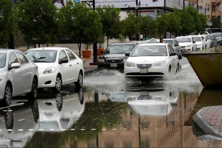 a-taxi-drives-through-the-built-up-rain-water-in-the-streets-of-riyadh-E8J5FJ1.jpg