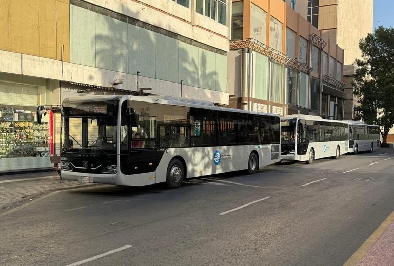 gulfnews_2025-04-04_ocmrenc9_jeddah-bus.jpg